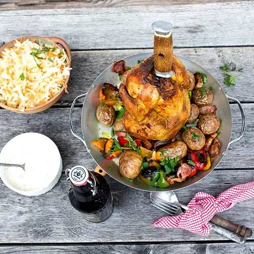 Gegrilltes ganzes hähnchen, krautsalat mit meerrettich und karotten, kräutermayonnaise - Campingaz & Coleman