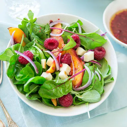 Rucolasalat mit nektarinen und gebratenem halloumi - Campingaz & Coleman