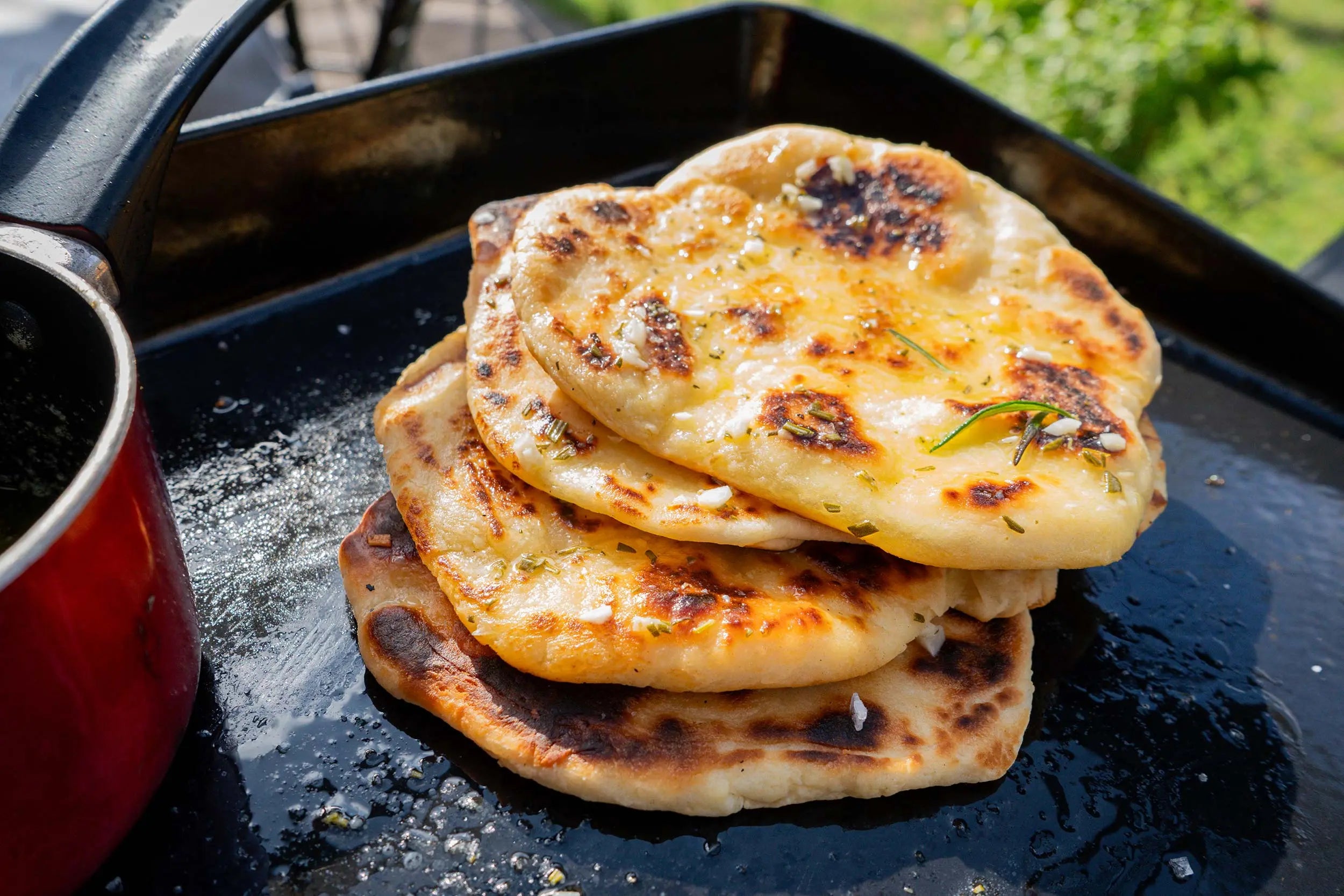 Naanbrot-mit-Knoblauch-Rosmarin-Butter Campingaz & Coleman