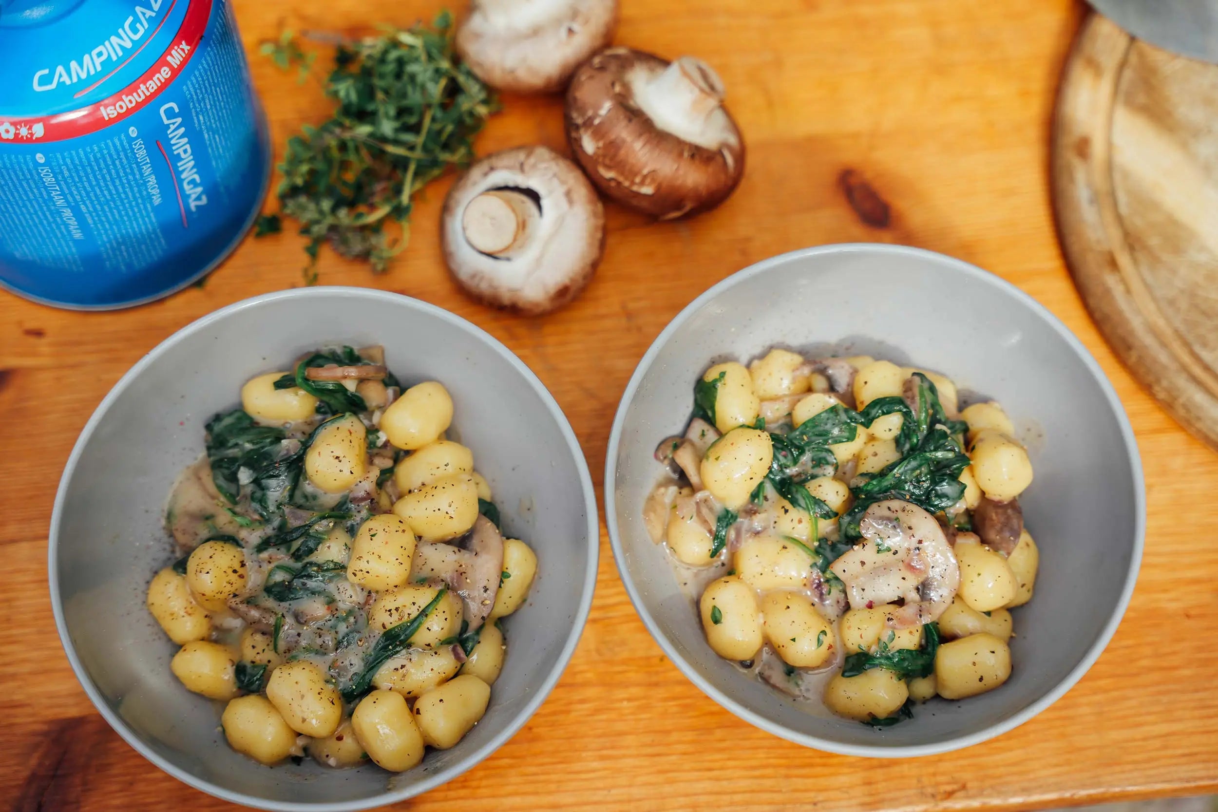 Pilz-Gnocchi mit Spinat & Thymian – Cremig & Herzhaft | Rezept ... Pilz-Gnocchi mit Spinat & Thymian – Cremig & Herzhaft | Rezept ...