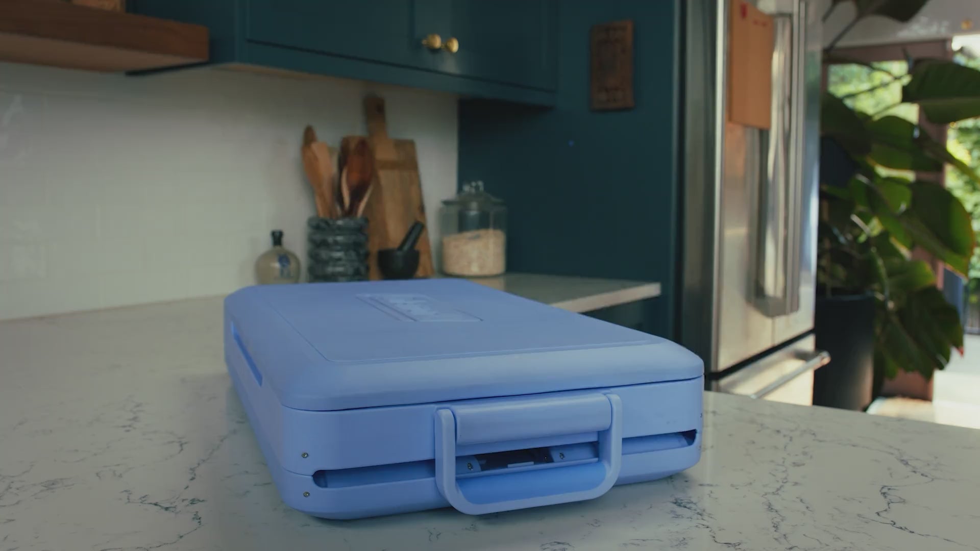 Load video: Coleman Snap 'N Go 45QT foldable cooler